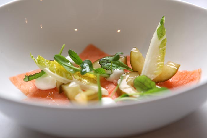 Salade met zalm met komkommer en mierikswortel